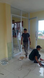 pintu kaca aluminium
